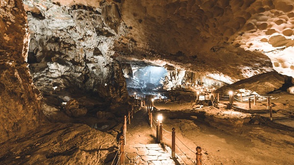 Grotte des Surprises en baie d'Halong