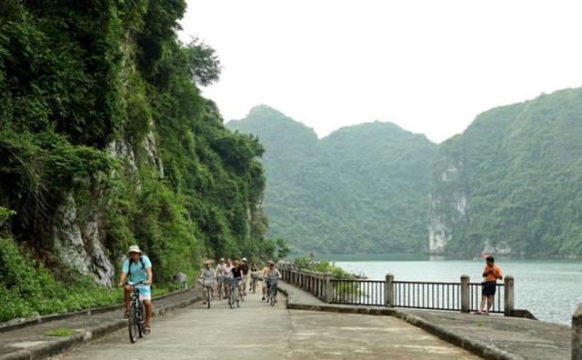 Balade velo jusqu'au village Viet Hai - baie de Lan Ha