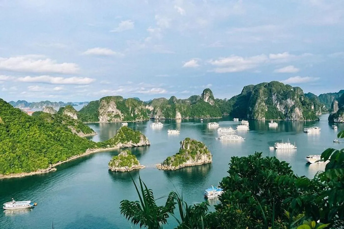 Vue de haut sur la baie d'Halong